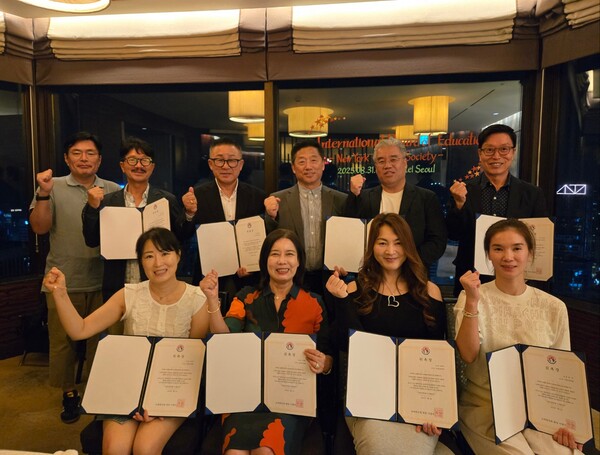 뉴욕한인회는 지난달 30일 서울 소공동 롯데호텔에서 국제교육위원회를 발족하고 10명의 위원에게 위촉장을 전달했다고 밝혔다.(사진 뒷줄 오른쪽에서 세번째가 이명석 회장)