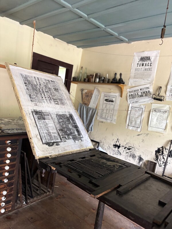 ▲ 19세기 인쇄소의 활자판. 노동자들이 수많은 활자를 손으로 조판하며 일했다. (사진=강영자 기자)