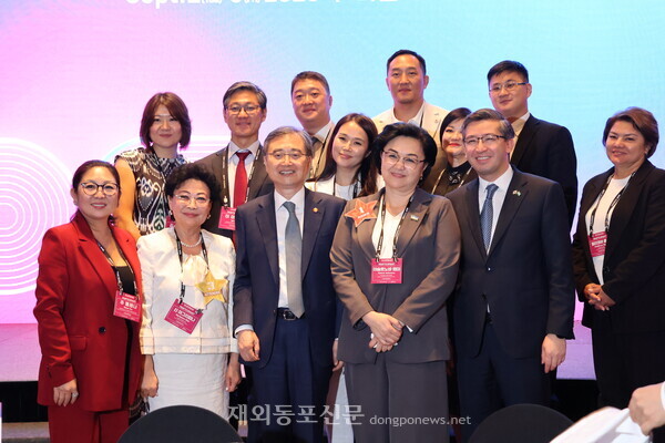 조현 외교부 장관과 신 아그리피나 