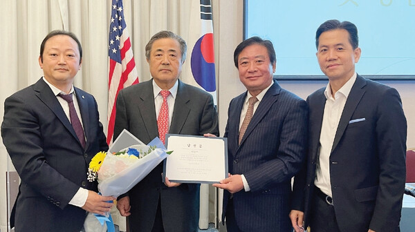지난해 12월 뉴욕 포트리 소재 더블트리호텔에서 열린 뉴욕한인경제인협회 제36대 회장 선거에서 당선된 이창무 회장이 민승기 선관위원장으로부터 당선증과 꽃다발을 받고 있는 장면(왼쪽부터 유정학 35대 회장, 이창무 회장, 민승기 선관위원장)