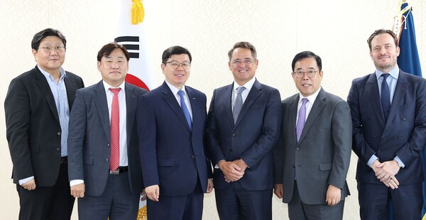 KOTRA와 한국생산성본부는 세계 최대 공급망 ESG 평가기관인 에코바디스와 함께 9월 3일 ‘제2회 에코바디스 평가 대응 세미나’를 개최했다. 이희상 KOTRA 수석부사장 겸 경영지원본부장(왼쪽에서 세 번째), 박성중 한국생산성본부 회장(오른쪽에서 두 번째), 프레데릭 트리넬(Frederic Trinel) 에코바디스 공동 대표이사(오른쪽에서 세 번째) 및 관계자들이 기념촬영을 하고 있다.