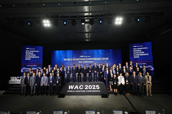: 인천국제공항공사는 2일~4일 3일간 그랜드하얏트 인천에서 ‘2025 세계항공컨퍼런스’를 개최했다고 밝혔다. 사진은 지난 3일 열린 개회식에서 주요 참석자들이 단체사진을 촬영하고 있는 모습.