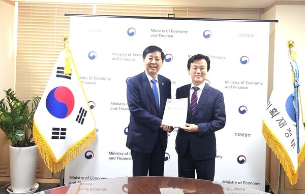 조규일 진주시장이 3일 정부서울청사에서 구윤철 장관을 만나 기업가정신관 건립에 대한 정부의 실시용역비 반영을 건의했다.