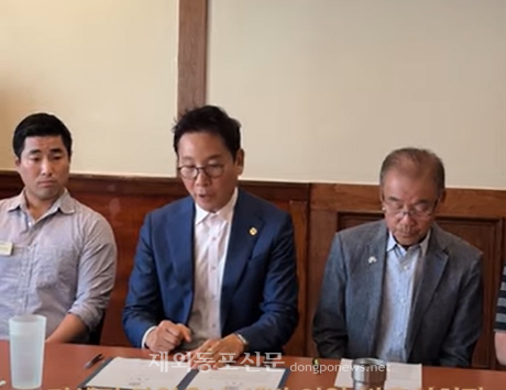 박은석 애틀랜타 한인회장이 미 이민국의 현대차-LG에너지솔루션 합작공장 단속과 관련해, 성명서를 발표하고 있다. [유튜브 캡처]    