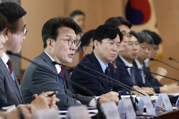 김민석 국무총리가 5일 정부서울청사에서 APEC정상회의 준비위원회 8차 회의를 주재하고 있는 장면