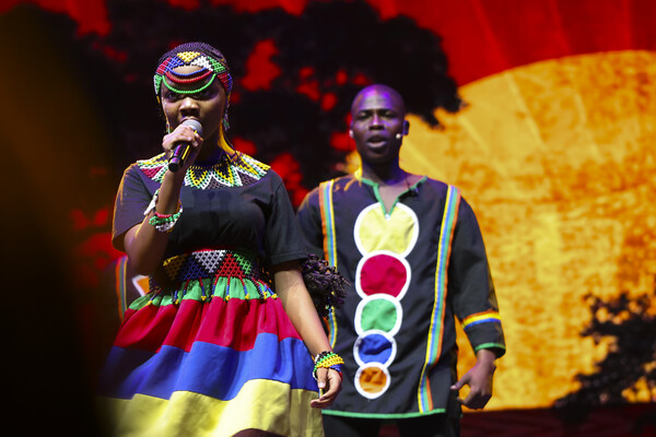 남아공 현지인들이 공연을 하고 있는 장면