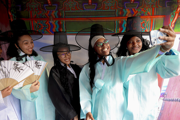 현지인들이 한복체험을 하고 있는 장면