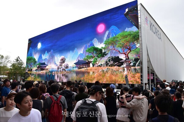 2025 오사카엑스포 한국관이 9월 6일 기준 누적 방문객 200만 명을 넘어섰다. 4월 13일 개막 후 71일 만에 방문객 1백만 명 돌파에(6.22일) 이어 다시 76일 만에 200만 명을 넘어선 것이다. 초기 개막식 효과를 고려하면 한국관 인기는 갈수록 더해가는 중이다. 같은 기간 엑스포 전체 관람객은 1755만 명으로, 9명 중 한 명이 한국관을 찾았다.