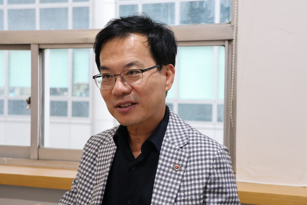 고탁희 중국한인회총연합회장이 9월5일 재외동포신문 여의도 본사에서 인터뷰를 하고 있는 모습. 