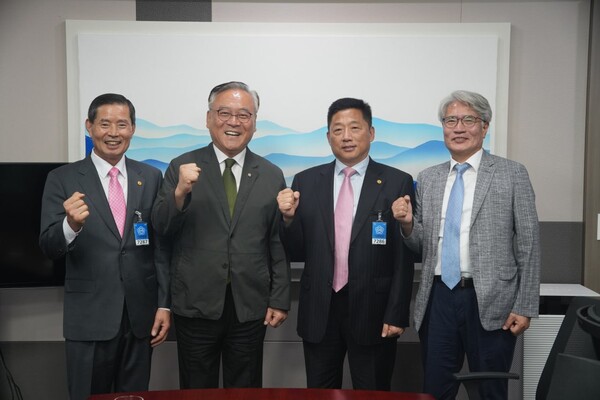 사진 오른쪽부터 오영훈 국제협력위원장, 이명석 회장, 이재강 의원, 곽호수 이사장