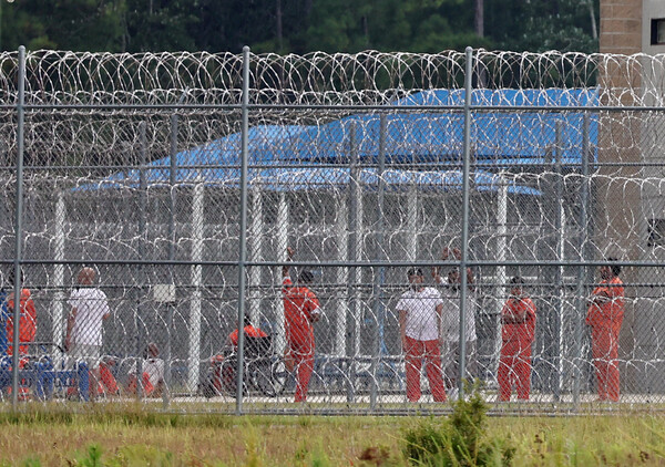 9월8일(현지시간) 미국 당국의 이민단속으로 체포된 현대차-LG엔솔 배터리공장 건설 현장 직원들이 수감돼 있는 조지아주 포크스턴의 이민세관단속국(ICE) 구금시설 모습. [연합뉴스]