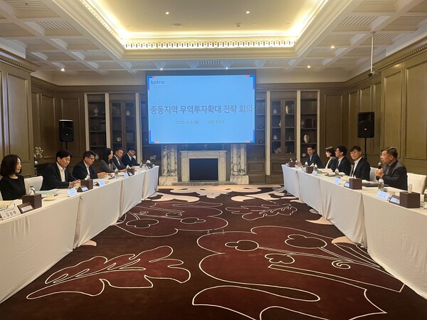 강경성 KOTRA 사장(오른쪽 열 오른쪽에서 첫 번째)이 8일 아랍에미리트 두바이에서 열린 ‘2025 중동지역 무역투자확대전략회의’에서 발언하고 있다.