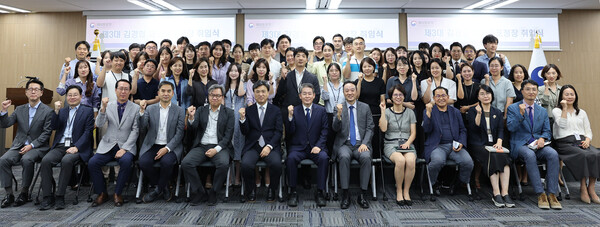 김경협 재외동포청장이 10일 인천 연수구 소재 재외동포청 강당에서 취임식을 갖고 직원들과 기념촬영을 하고 있는 장면