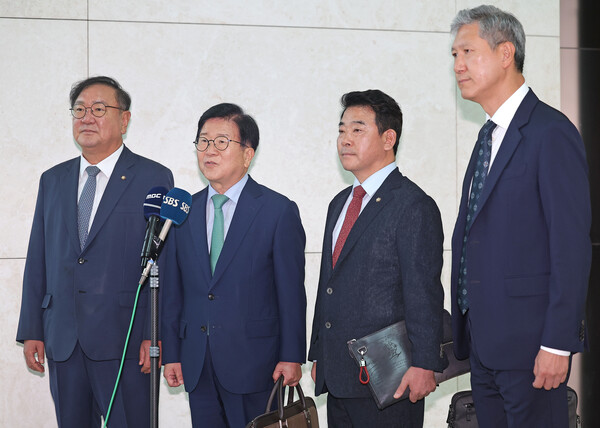 지난 8월24일 노재헌 동아시아문화재단 이사장이 박병석 전 국회의장, 더불어민주당 김태년·박정 의원 등과 함께 대통령 중국 특사단으로 인천국제공항 제1여객터미널을 통해 중국으로 출국하는 모습. [연합뉴스]