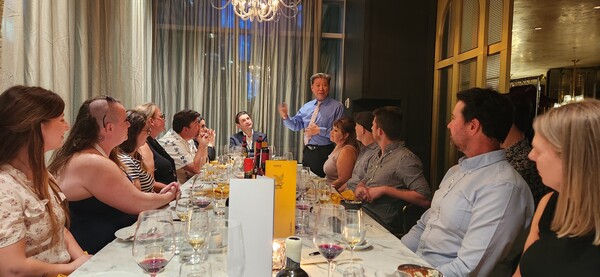 이탈리아  Italo Cescon Winery 주관으로 벤쿠버 샹그렐라 호텔에서 개최된 Vancouver International Wine Festival 행사를 마치고 황 후보가 각 주류 판매사와 고급레스토랑 임원들을 초대해 와인 소개 및 디너 행사를 개최하고 있는 장면.