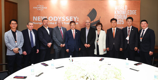 이철우 경북지사(왼쪽에서 5번째)가 9일 서울 신라호텔에서 이스라엘의 국영 방산업체인 ‘라파엘(Rafael)’ 관계자들과 국방, 방산  분야 협력을 논의하고 기념사진을 찍고 있다.