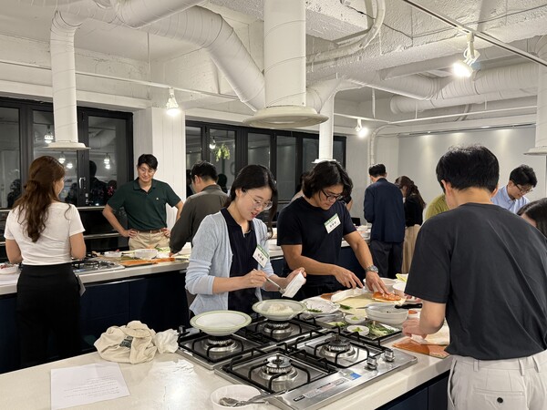 KOICA, KOTRA, K-SURE, KITA는 4개 기관 공동으로 8월 21일부터 9월 11일까지 매주 목요일, 서울 양재 요리 스튜디오에서 ‘1인가구 직원 요리교실·밥상모임’을 4회에 걸쳐 개최했다.