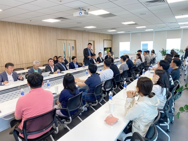 베트남코참연합회는 10일 호치민 코참센터에서 한국중부발전과 대표단들과 간담회를 개최했다고 밝혔다.