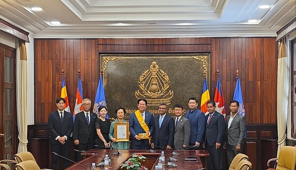 지난 9월 8일(현지시각) 캄보디아 교육청소년체육부에서 열린 이동섭 국기원장 국왕 훈장 수여식 모습. [박정연 재외기자]