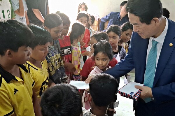 현지 어린이들에게 장학금을 지급하고 있는 이동섭 국기원장 [박정연 재외기자]