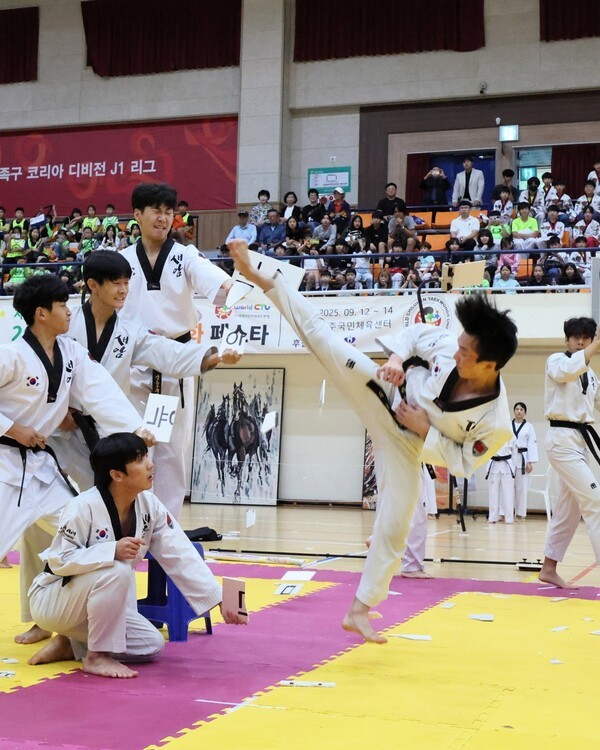 12일 전북 무주군 무주국민체육센터에서 진행 중인 '2025 무주 태린이 문화 페스타' 개막식에서 태권도 시범공연을 하고 있다. /사진=무주군청