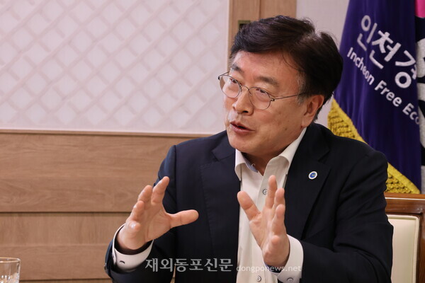 윤원석 인천경제자유구역청장이 세계한인무역단지 조성사업 등을 통해 인천을 글로벌 한인경제의 허브로 만들겠다는 구상을 밝히고 있다. [황복희 기자]  