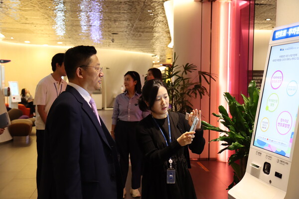 협약식을 마친 한인화 관계자들이 ‘차 여성의학연구소’의 난임 시설들을 둘러보고, 병원 관계자들로부터 설명을 듣고 있다. 