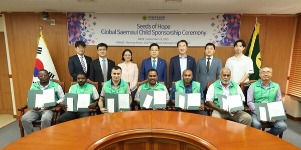 새마을운동중앙회는 15일 본관 제4강의실에서 ‘2025 새마을운동글로벌리그 총회’를 개최했다. 글로벌 리그는 2016년 창립, 46개의 회원국을 두고 있다. 사진은 총회 참가자들이 기념사진을 찍고 있는 모습.