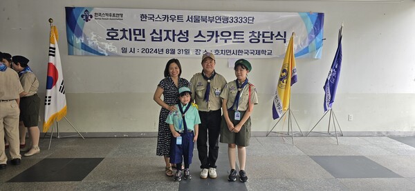 호치민 십자성 스카우트 행사에 함께 참여한 유정동씨의 화목한 가족들 모습. 좌로부터 아내 윙티훼, 작은 딸 유혜수, 유정동씨 오른쪽으로 큰딸 유혜림 양