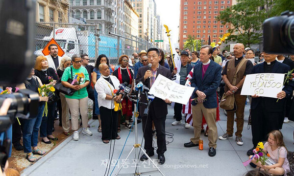미국 이민당국에 의해 체포됐던 한국인 대학생 고연수 씨 석방촉구 기자회견에서 발언하는 이명석 뉴욕한인회장. [뉴욕한인회]