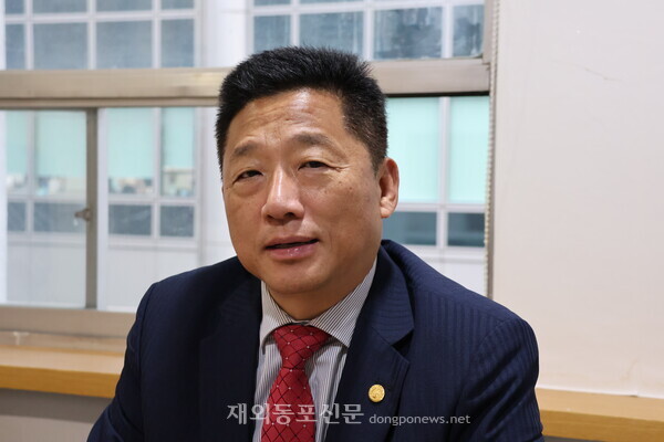 지난 9월8일 본지를 방문한 이명석 뉴욕한인회장. 그는 19세데 미국으로 유학가 뉴욕주립대학을 졸업하고 미주한국일보 기자를 거쳐 방송국 앵커와 국장으로 일했다. 1990년대 초 교포신문인 '뉴욕 벼룩시장'을 창간해 운영하고 있다. [황복희 기자]     