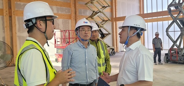 이철우 경상북도지사는 16일 오후 APEC정상회의 주요행사장 중 하나인 국립경주박물관을 직접 점검했다.이날 현장을 찾은 이 도지사는 국립경주박물관 중정에 건립 중인 만찬장 공사 추진 현황을 APEC준비단장으로부터 보고 받고, 공사 관계자들을 격려했다.이 도지사는 현장을 둘러보며 “만찬장은 이번 APEC에서 단순한 친교 장소가 아니라 APEC 정상회의의 꽃이라 불릴 정도로 중요한 장소”라며, “성덕대왕 신종과 함께 신라금관특별전, K-POP 공연 등을 통해 대한민국의 문화 파워를 보여줄 수 있는 공간으로 꾸미고, 경북 경주만의 한국적 미를 살려, 세계 정상들에게 한류문화의 진수를 보여줘야 한다”고 강조했다. 이어서 “이번 APEC은 국가적으로나 국제정세 상황 등 아주 중요한 시기에 개최되는 메가 이벤트다. 미·일·중·러를 포함한 주요 정상들이 한자리에 모여 평화와 번영의 APEC을 만들어 대한민국이 초일류 국가로 도약하는 기회의 장을 만들어야 한다”고 강조했다.