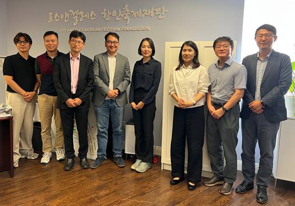 LA한인축제재단 알렉스 차 회장이 한국의 7개 도 및 광역시 자치단체 대표들과 미팅을 마친 후 기념사진을 촬영하고 있다. [사진 제공 LAKFF]