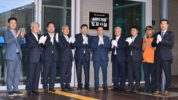 경북도는 17일 APEC 개막 40여일을 앞두고 이철우 지사(사진 오른쪽에서 5번째)가 직접 현장에서 상주하는 등 '현장중심의 준비체제'를 구축, APEC 성공개최를 위해 총력을 다하겠다고 밝혔다.