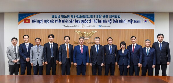 지난 17일 인천국제공항공사 회의실에서 진행된 ‘베트남 쟈빈 신공항 개발 관련 협력회의’에서 인천국제공항공사 이학재 사장(사진 왼쪽에서 여섯 번째) 및 베트남 정부단 관계자들이 기념촬영을 하고 있다. 