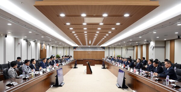 지난 17일 인천국제공항공사 회의실에서 진행된 ‘베트남 쟈빈 신공항 개발 관련 협력회의’에서 인천국제공항공사 및 베트남 정부단 관계자들이 베트남 쟈빈 신공항 개발사업에 대해 논의하고 있다.