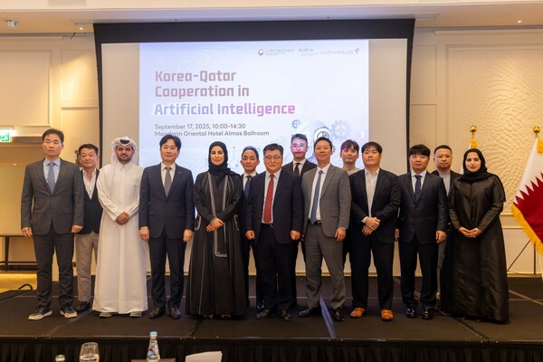 KOTRA는 9월 17일 카타르 통신정보기술부와 공동으로 ‘한-카타르 AI 협력 포럼’을 개최했다. 김병호 KOTRA 중동지역본부장(왼쪽에서 네 번째), 림 알 만수리(Reem Al Mansoori) 카타르 통신정보기술부 차관보(왼쪽에서 다섯 번째), 윤현수 주카타르 대한민국 대사(왼쪽에서 일곱 번째) 및 포럼 참석 주요 인사들이 기념 촬영을 하고 있다.