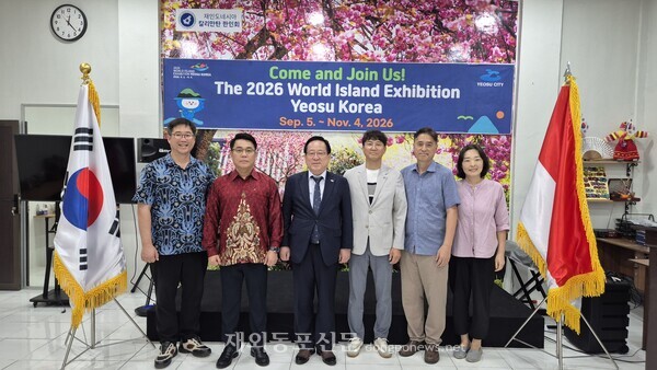 2026 여수세계섬박람회 인도네시아 홍보대사 위촉식 후 나성문 한인회장(왼쪽에서 두번째)과 칼리만탄 한인회 임원들이 기념촬영을 하는 모습.