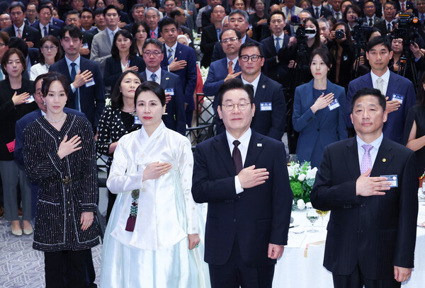 이재명 대통령과 김혜경 여사가 22일(현지시간) 뉴욕의 한 호텔에서 열린 동포간담회에서 참석자들과 함께 국민의례를 하고 있다. [연합뉴스] 