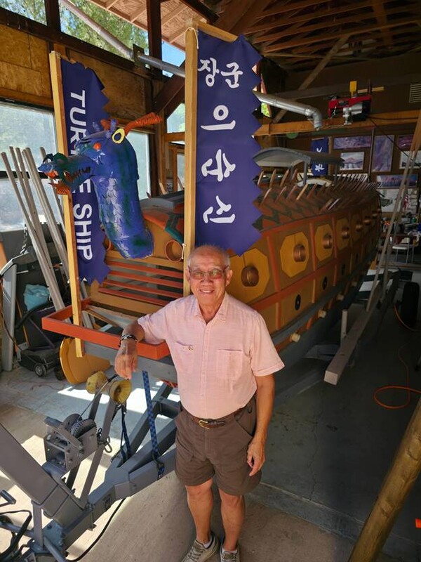 존 이씨가 제작한 거북선 모형 앞에서 활짝 웃고 있다. [사진제공 LAKFF]