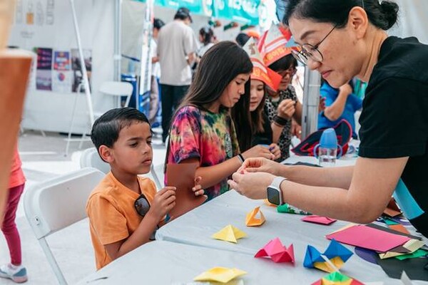 지난해 축제장에 마련된 종이접기 부스에서 아이들이 종이접기를 하고 있다. [사진제공 LAKFF]