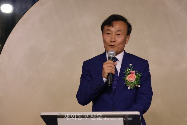 이상기 한몽자원개발포럼 총재가 ‘한몽자원개발포럼 리셉션 2025’ 행사에서 환영사를 하고 있다.