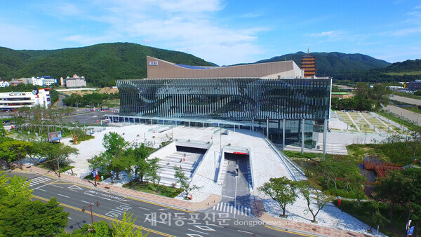 2025 APEC 정상회의 주 회의장으로 사용될 경주 화백컨벤션센터(HICO) 전경.
