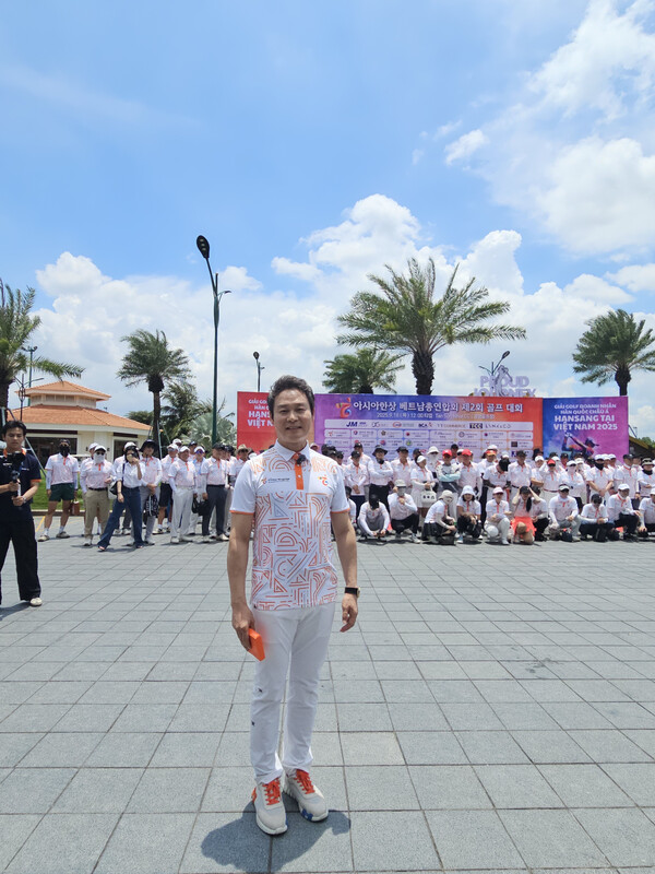290여명의 베트남 거주 한인동포들이 참여한 제2회 ‘아시아한상 베트남총연합회 골프대회’ 개막식에서, 김정민 회장이 포즈르 취하고 있다.