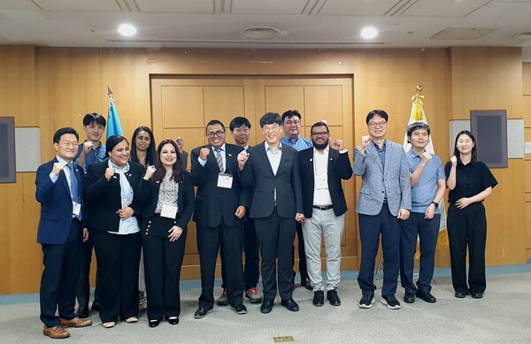 산림청은 지난 22일부터 5일간의 일정으로 온두라스 산림청 담당자들이 우리나라 산림 현장을 방문해 산림정책과 기술을 배우는 연수 프로그램을 진행한다. 양국 산림청 담당자들이 기념촬영을 하고 있다.   