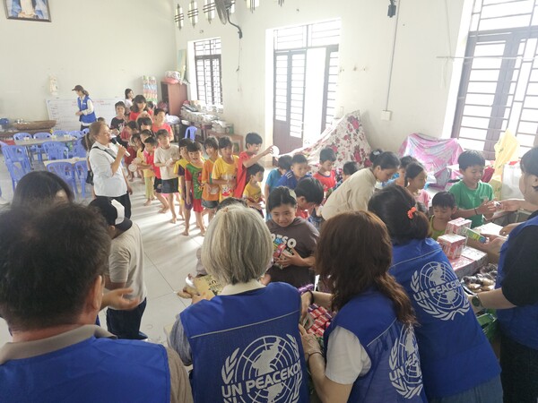 많은 후원자들이 보내온 사랑의 선물들이 아이들의 손에 쥐어졌으며, 모두가 하나 되어 나눈 작은 정성이 아이들의 가슴 속에 깊이 새겨졌다.