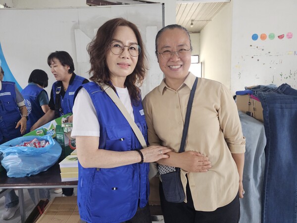 '사랑의 학교'를 돌보는 윤인선마리아 수녀와 함께 한 이원자 회장(왼쪽)