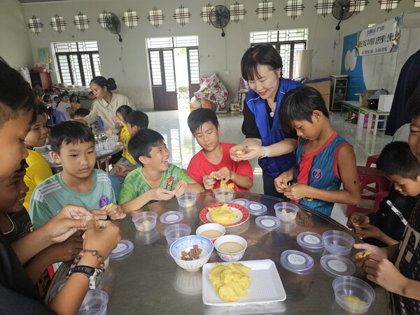 아이들이 작은손으로 송편을 빚으며, 자신들이 만든 송편에 맛있다고 웃음을 터뜨리고 있다. 