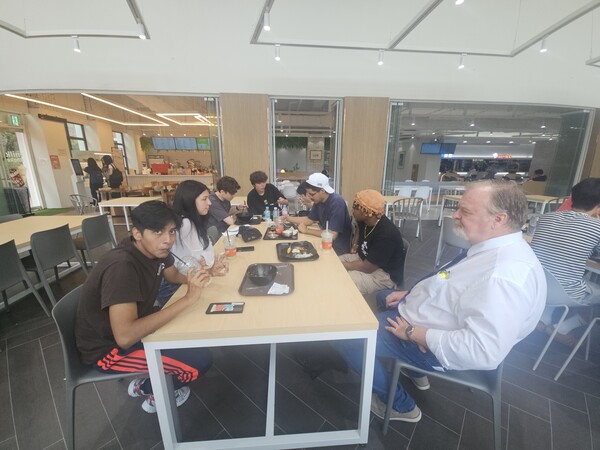  단국대 7주간의 프로그램에 참여한 론스타 칼리지 학생들과 자리한 존 타이스 교수(단국대 학생회관내 식당)