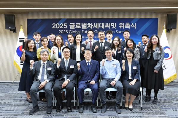 재외동포청은 25일 재외동포웰컴센터에서 재외동포 차세대 대표자 협의체인 ‘글로벌차세대써밋’을 발족하고, 1기 위원으로 13개국 19명을 위촉했다. 앞줄 가운데가 김경협 재외동포청장.